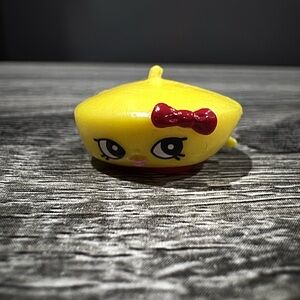Shopkins | Hats: Yellow Bonnie Beret (3-025) - Mini Collectable Toy Figure